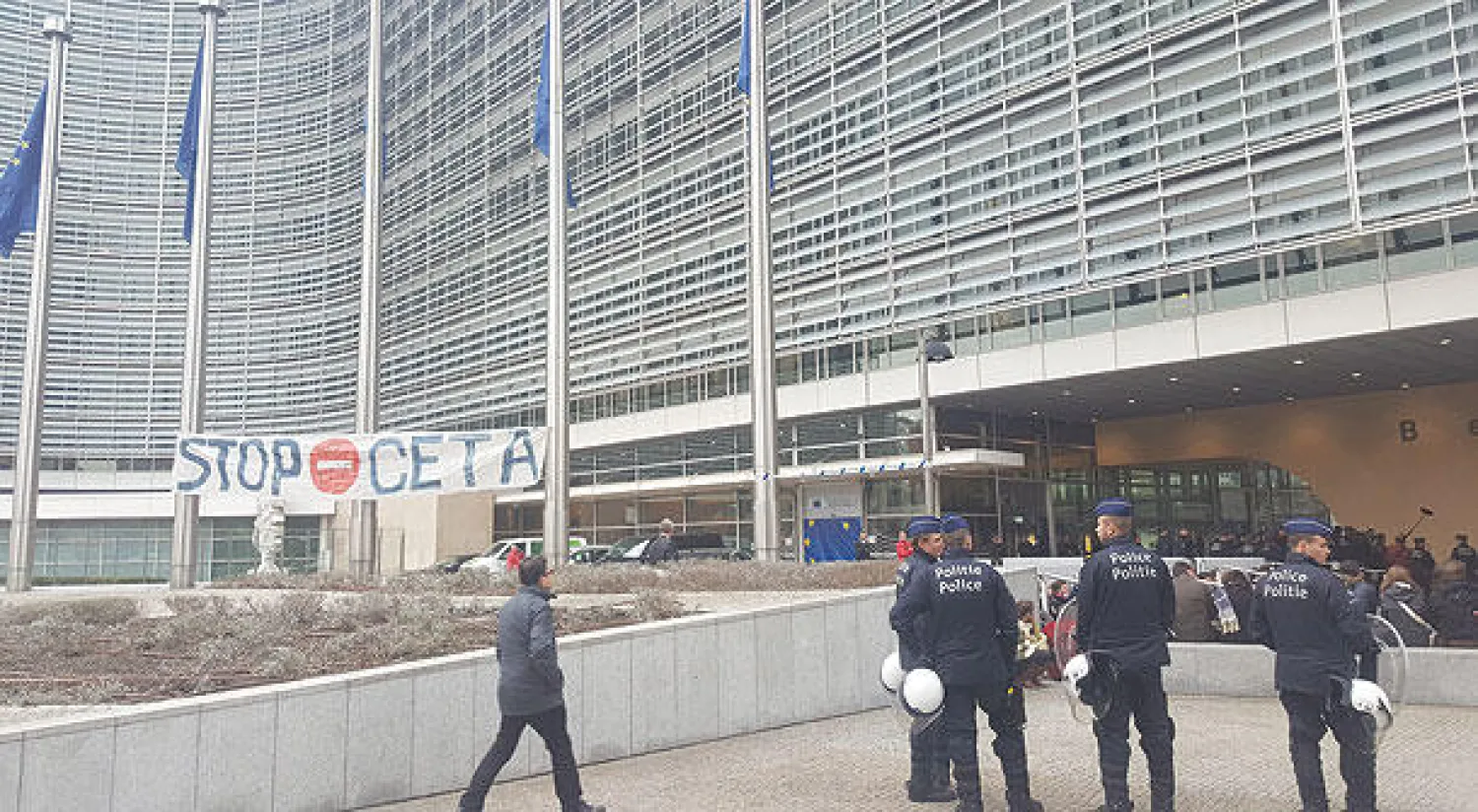 صور لتظاهرات سابقة أمام مقر الاتحاد الأوروبي ببروكسل («الشرق الأوسط»)