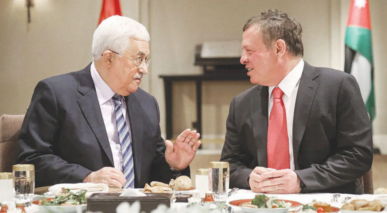 الملك عبد الله الثاني والرئيس محمود عباس خلال محادثاتهما أمس في عمان (أ.ف.ب)