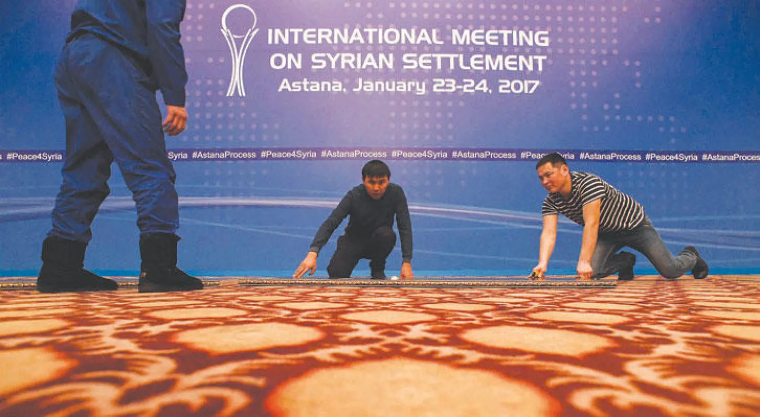 تحضيرات في فندق ريكسوس في آستانة أمس استعدادًا لاحتضان المحادثات السورية المقرر انطلاقها اليوم (أ.ف.ب)