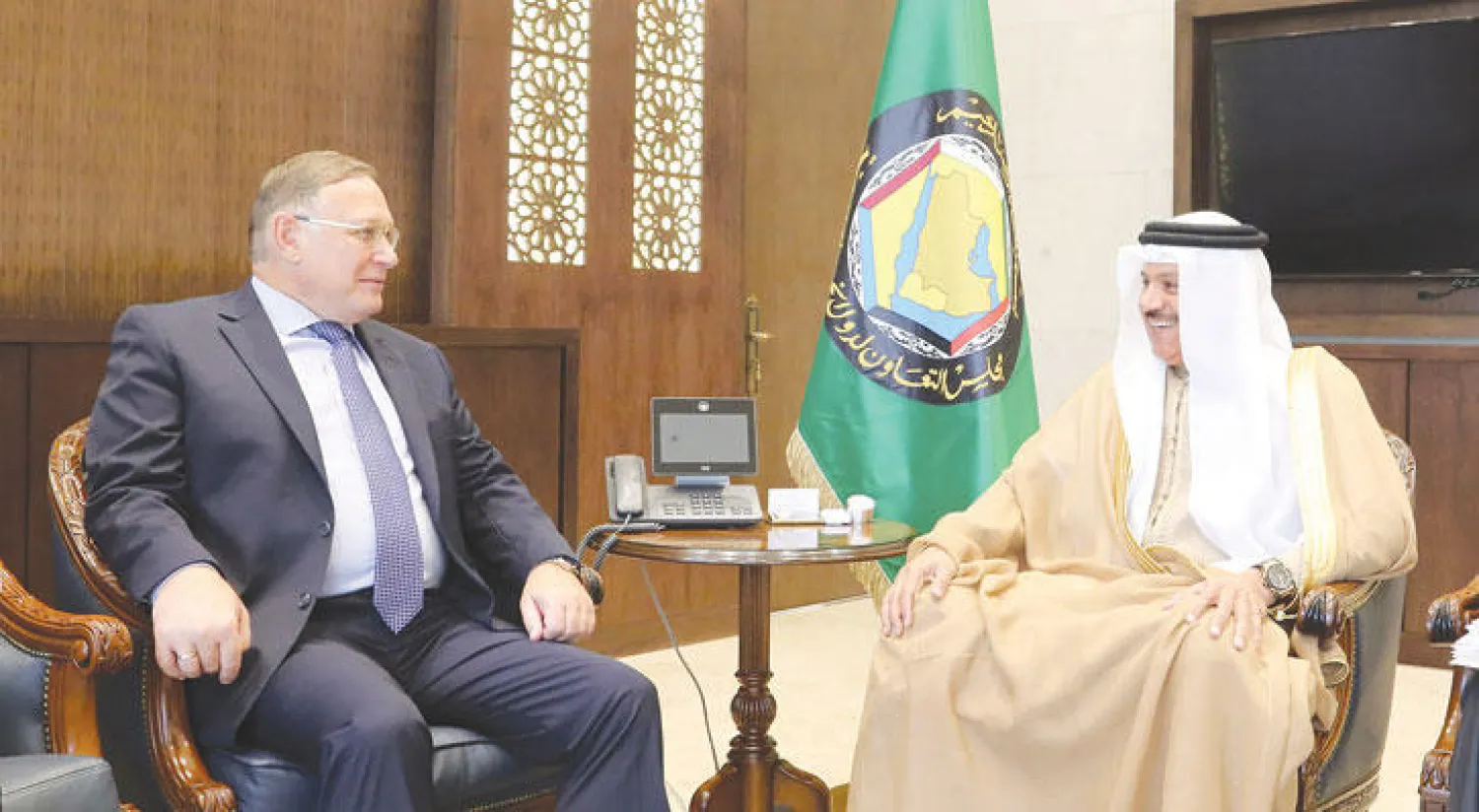 د. عبد اللطيف خلال لقائه السفير الروسي لدى السعودية أوليغ أوزيروف («الشرق الأوسط»)