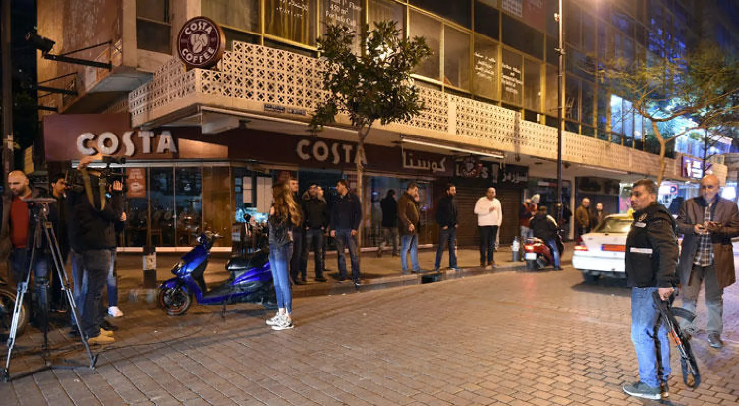 قوات أمن قرب مقهى «كوستا» حيث ألقي القبض على متشدد بحوزته حزام ناسف في شارع الحمراء ببيروت أمس (إ.ب.أ)