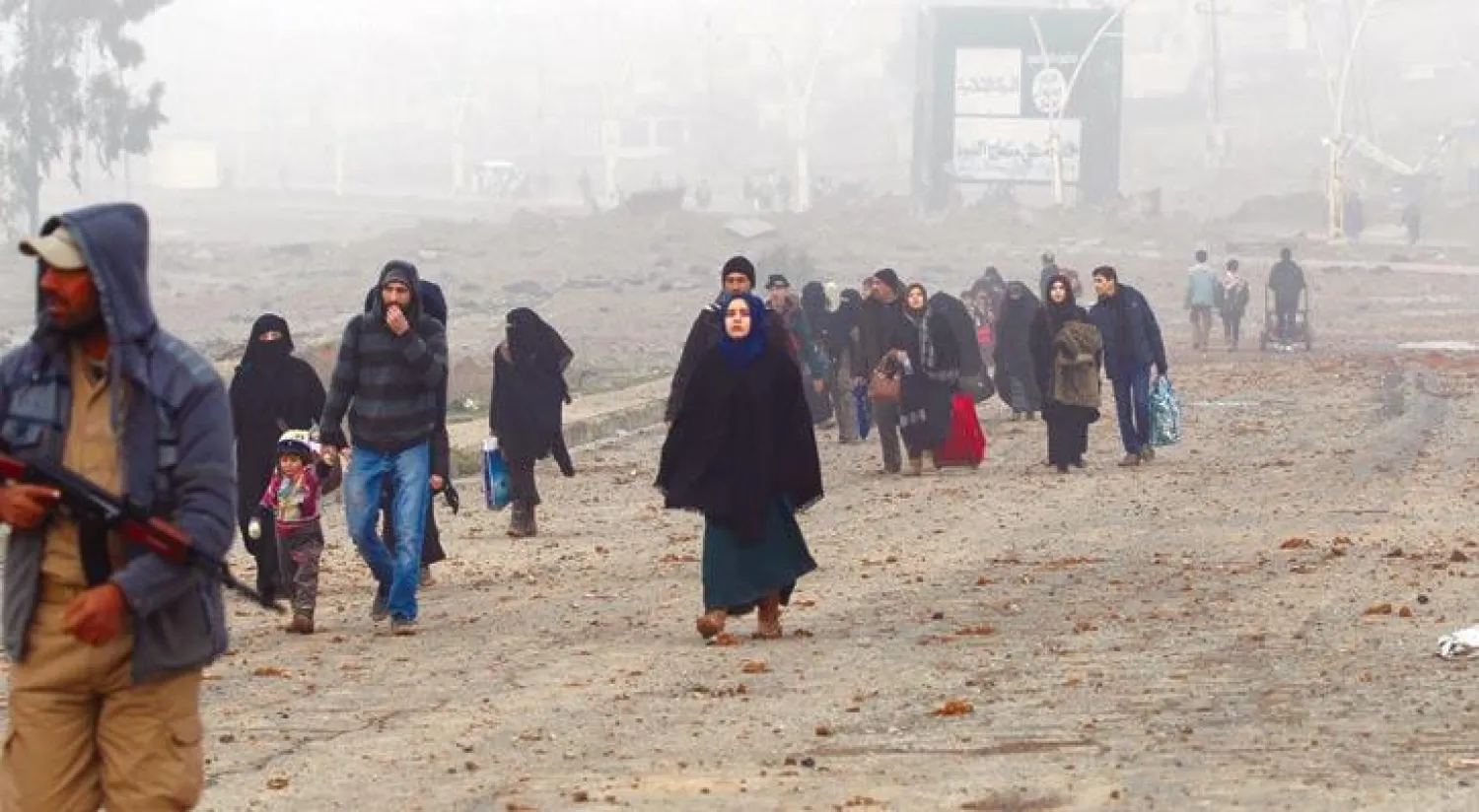 مدنيون يهربون من المعارك في حي العربي في القطاع الشمالي من الجانب الأيسر من الموصل أمس (رويترز)