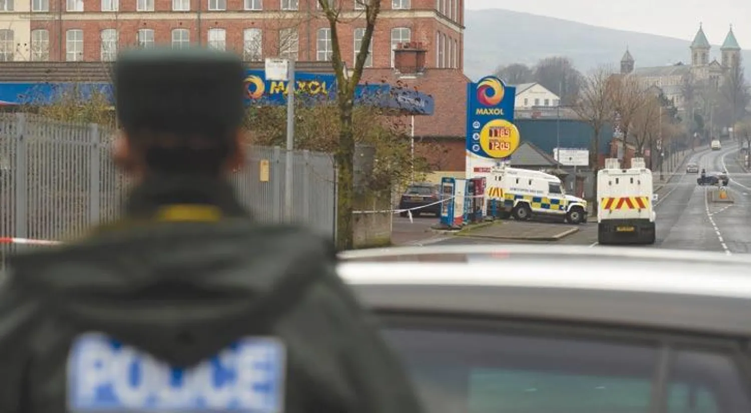 عناصر الشرطة تنتشر في مكان إطلاق النار على الشرطي في بلفاست أول من أمس (رويترز)