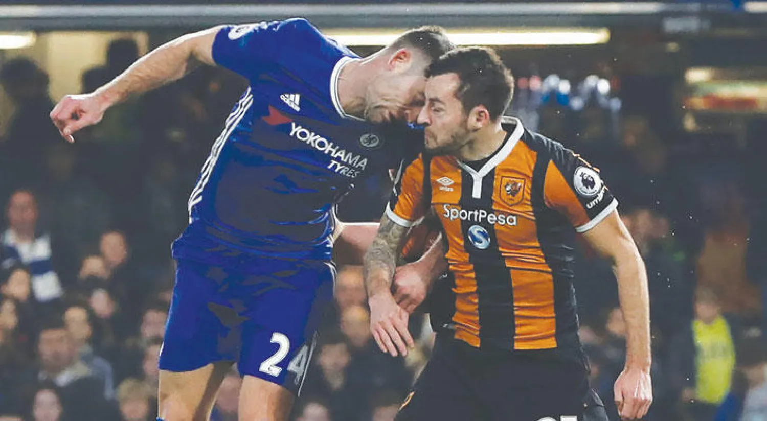 لحظة اصطدام رأس كاهيل مدافع تشيلسي (يسار) برأس مايسون لاعب هال (أ.ف.ب)