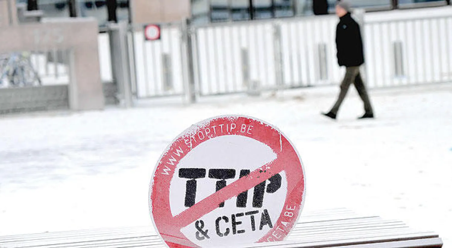 صورة ترمز لرفض اتفاقية {سيتا} بين الاتحاد الأوروبي وكندا (أ.ف.ب)