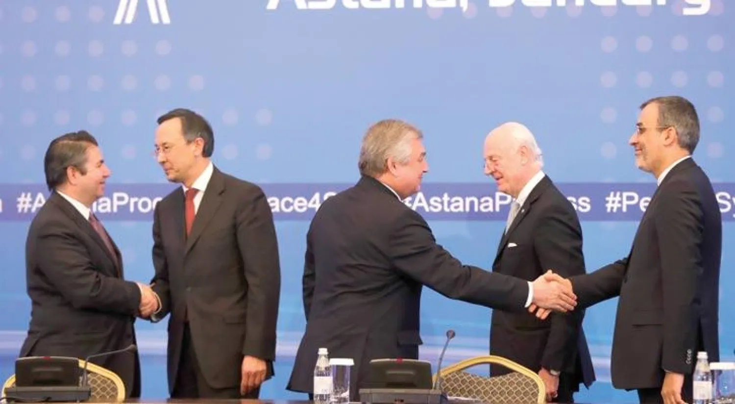 ممثلو روسيا وتركيا وإيران وكازاخستان والمبعوث الدولي إلى سوريا ستيفان دي ميستورا بعد تلاوة البيان الختامي لمؤتمر آستانة أمس (أ.ب)