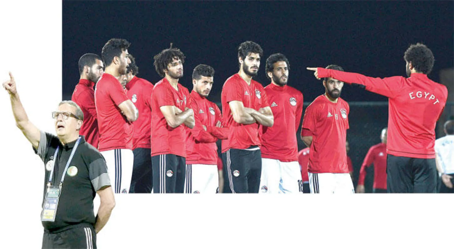 محمد صلاح نجم منتخب مصر (يمين) يعطي تعليمات لزملائه خلال التدريبات قبل مواجهة غانا (أ.ف.ب) -  ليكنز استبق الإقالة بالاستقالة من تدريب الجزائر (أ.ف.ب)