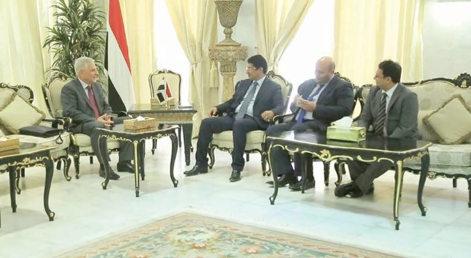 منصور بجاش وكيل وزارة الخارجية للشؤون السياسية اليمني خلال استقباله فلاديمير ديدوشكين السفير الروسي لدى اليمن في عدن أمس