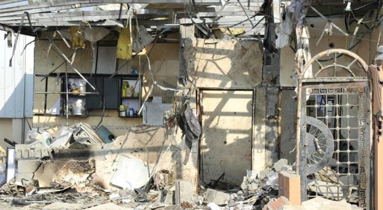 آثار الانفجار الانتحاري في الوكر الذي استخدمه الارهابيون في جدة (واس)