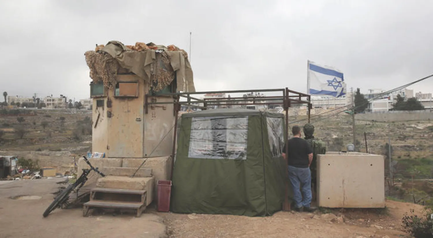 جندي إسرائيلي بموقع حراسة في مستوطنة بيت النير القريبة من رام الله في الضفة الغربية (أ.ف.ب)