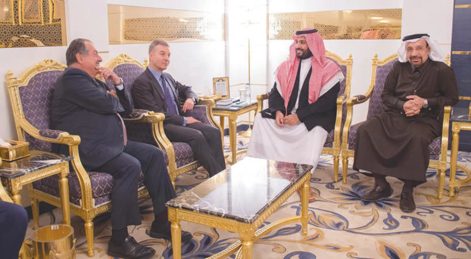 الأمير محمد بن سلمان خلال لقائه دان لويب يرافقه أندروي ليفيرز في الرياض أمس بحضور المهندس خالد الفالح (واس)