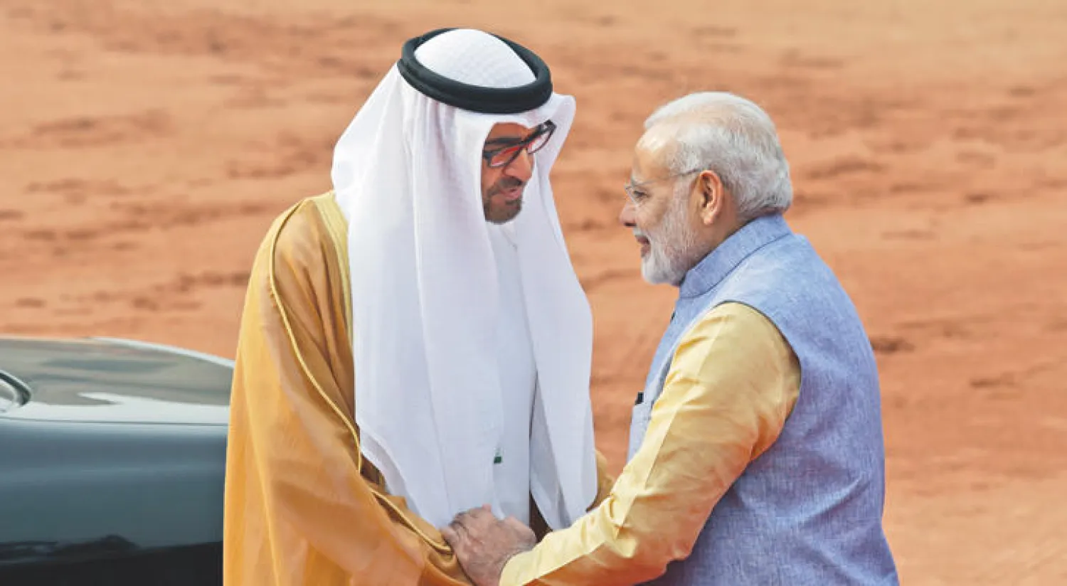 رئيس الوزراء الهندي ناريندرا مودي يستقبل الشيخ محمد بن زايد آل نهيان ولي عهد أبو ظبي في نيودلهي أمس (أ.ب)