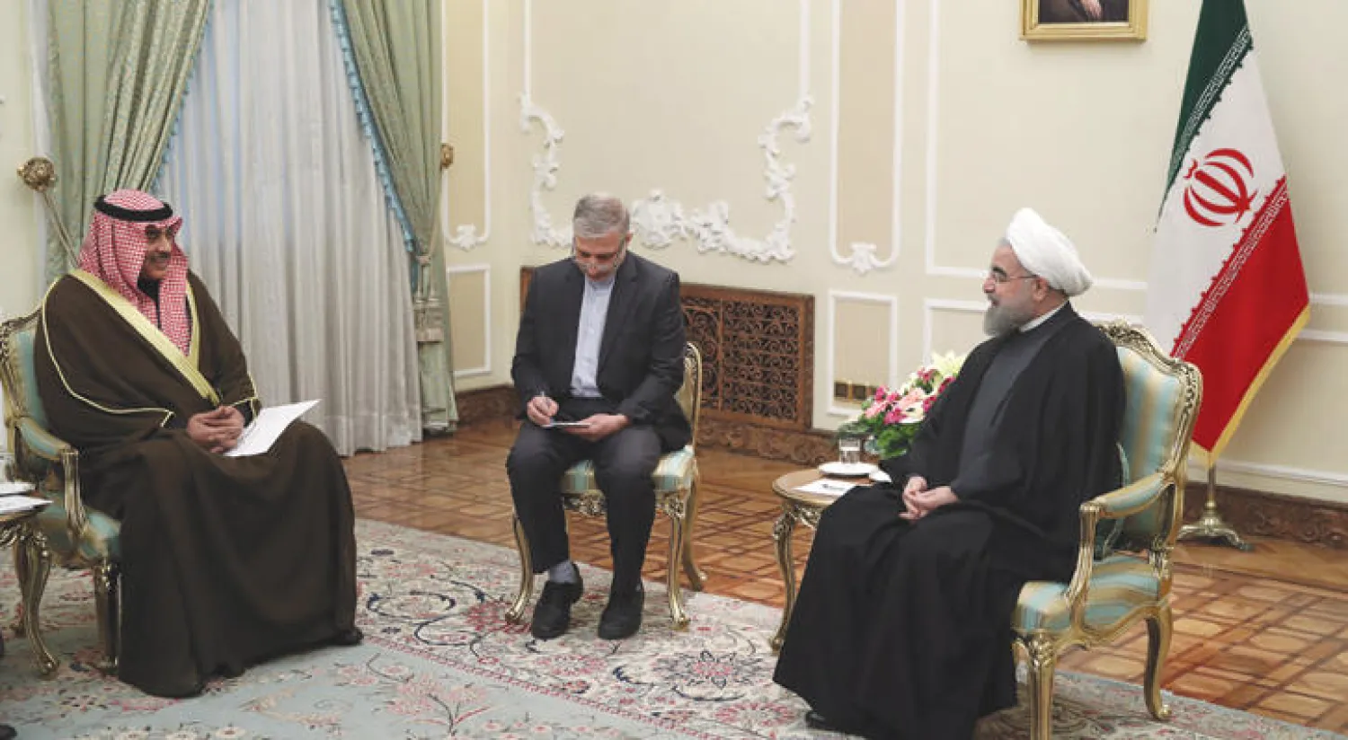 الرئيس الإيراني حسن روحاني خلال تسلمه رسالة خليجية نقلها إلى طهران وزير الخارجية الكويتي صباح خالد الحمد الصباح أمس (أ.ف.ب)