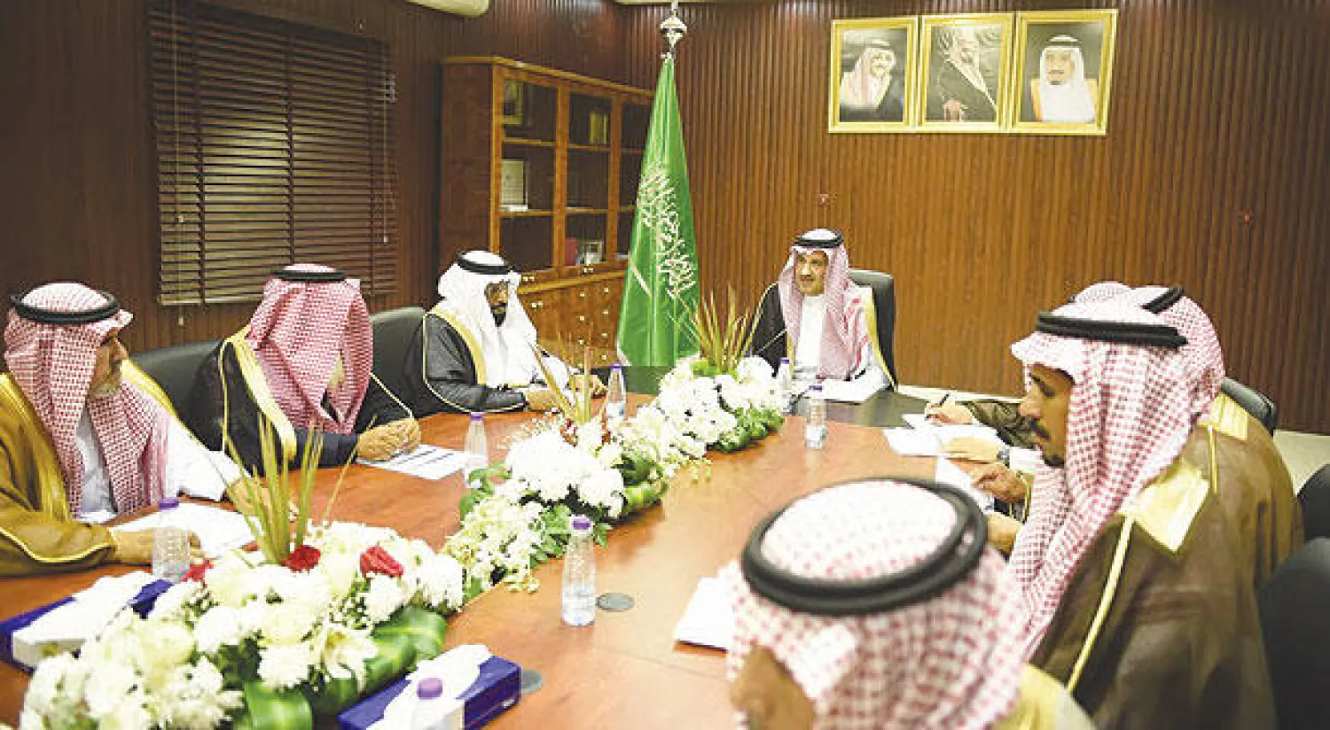الأمير فيصل بن سلمان أمير المدينة المنورة  مترئسا اجتماع المجلسين المحلي والبلدي في العيص («الشرق الأوسط»)