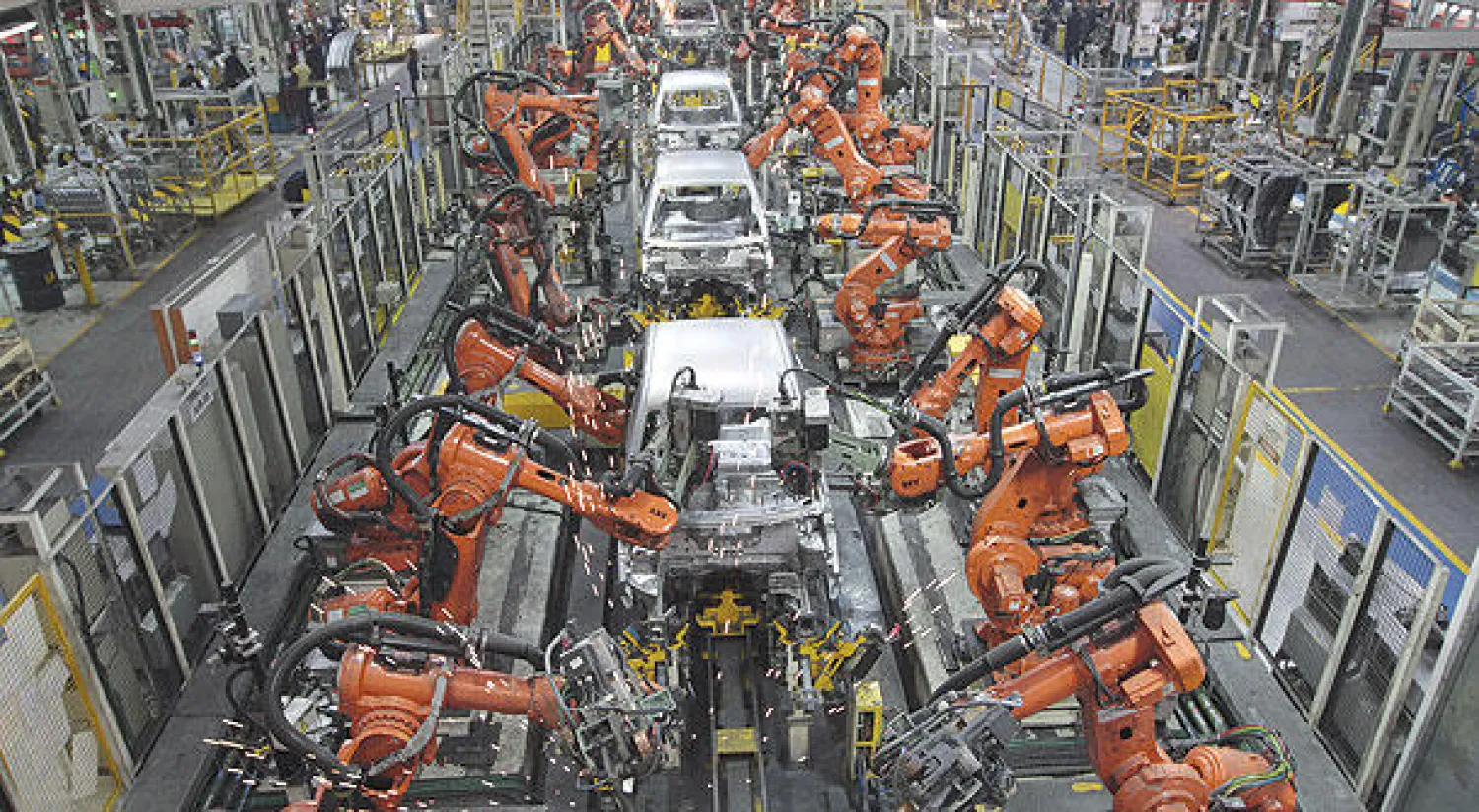 تسعى بكين منذ سنوات لكي يكون لها موطئ قدم في القطاعات الرئيسية بالدول الغربية (رويترز)