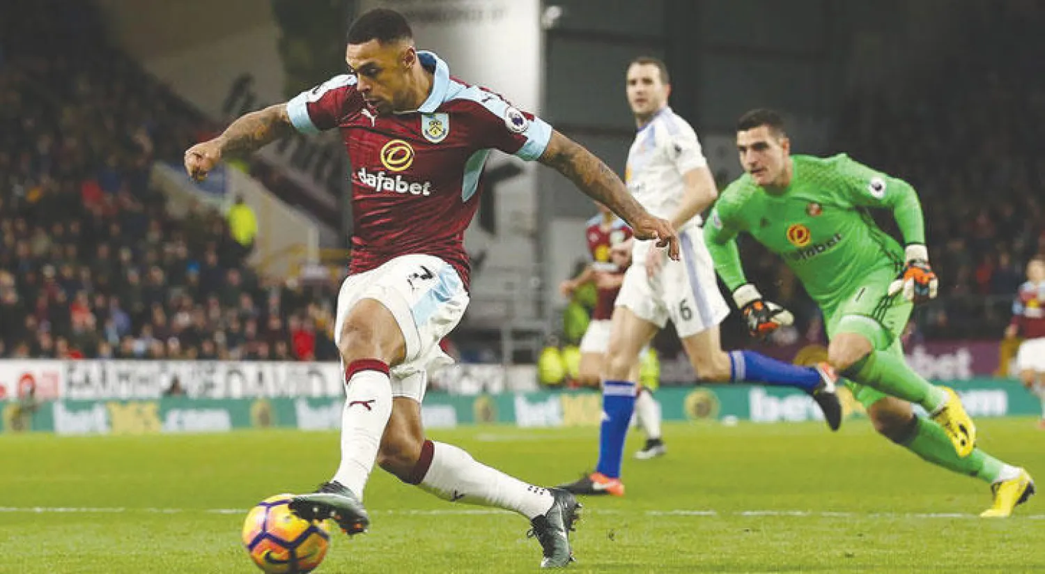 أندري غراي يحرز أحد أهدافه الثلاثة أمام سندرلاند... في عام 2012 كان غراي يلعب لفريق الهواة هينكلي يونايتد قبل انضمامه إلى بيرنلي