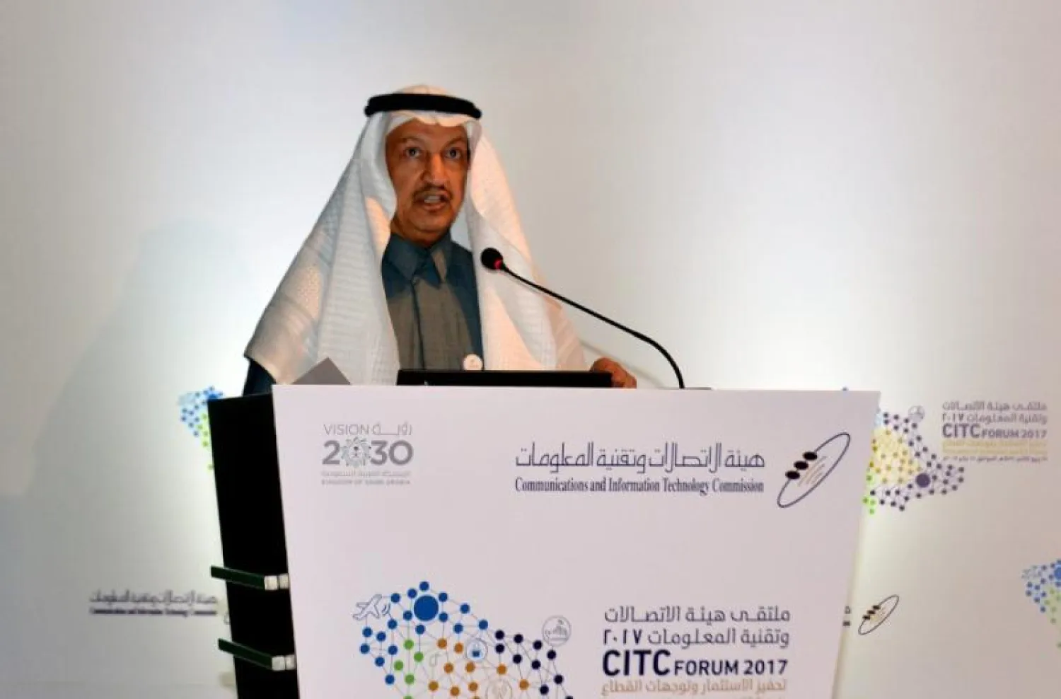 الرويس خلال افتتاحه ملتقى هيئة الاتصالات بالرياض أمس (واس)