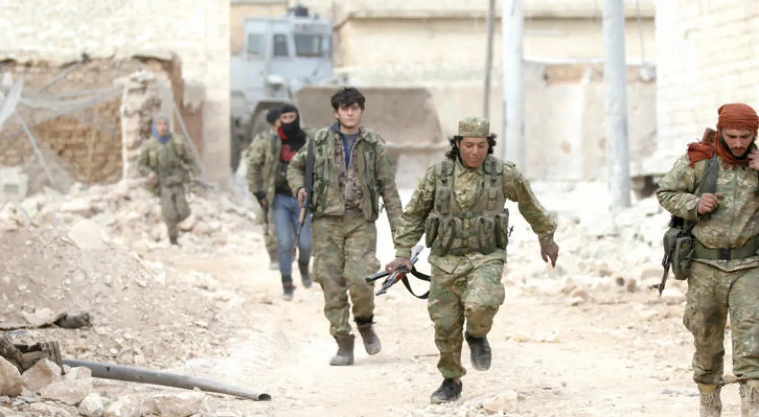 مقاتلون تابعون للمعارضة في مدينة الباب شمال سوريا (رويترز)