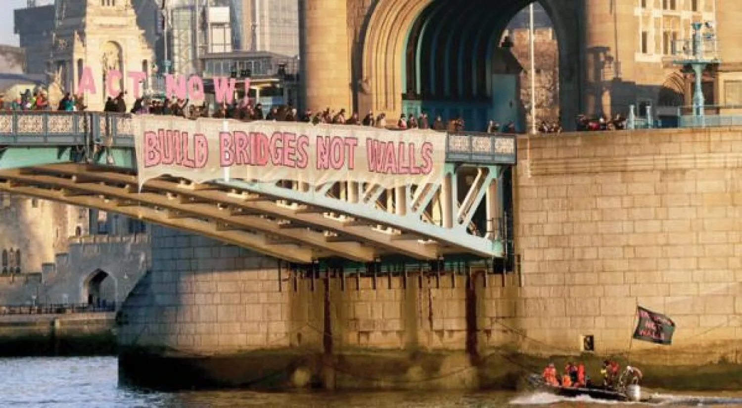 احتجاجات على جسر برج لندن ضد ترمب (أ.ب)