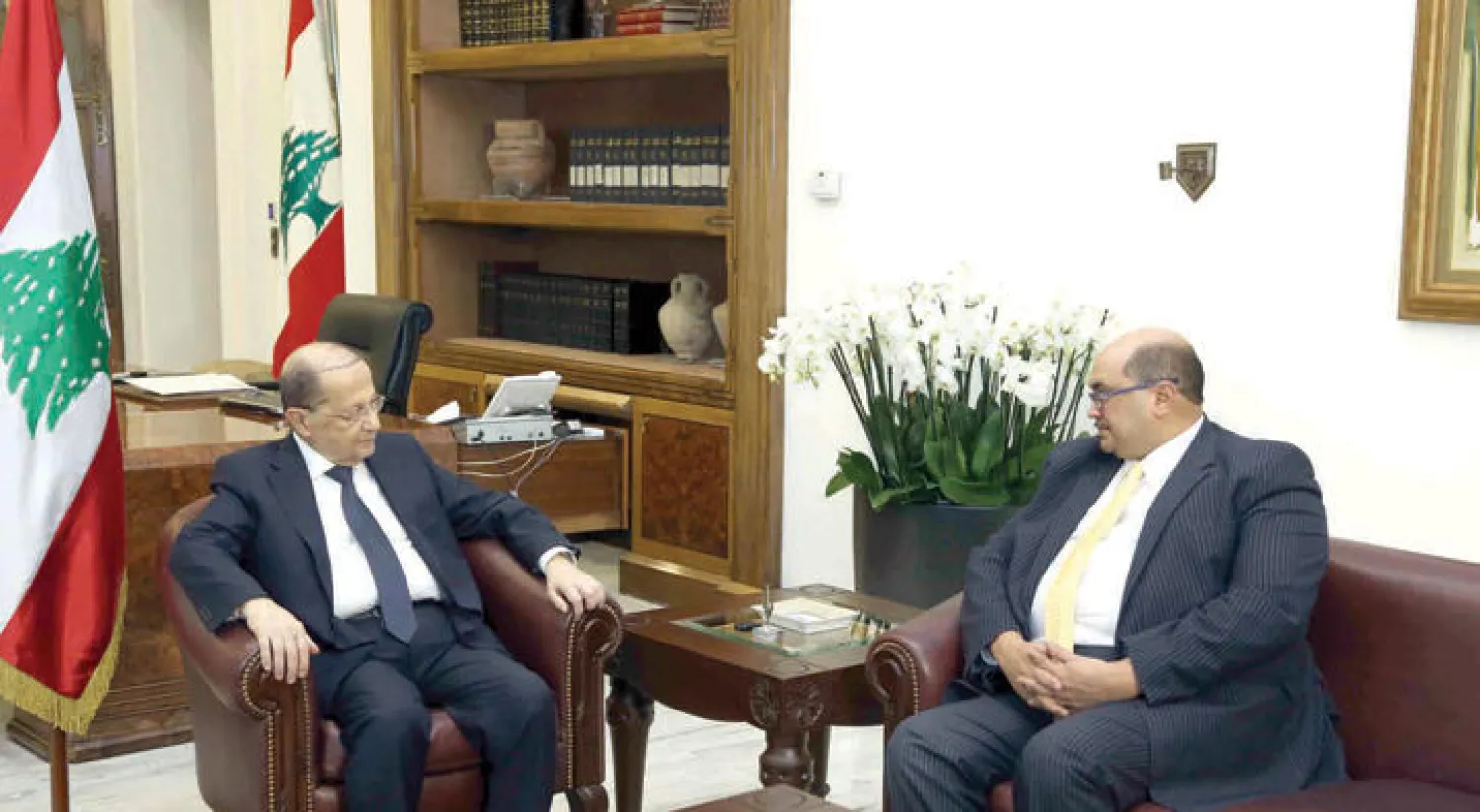الرئيس اللبناني ميشال عون لدى لقائه سفير جنوب أفريقيا أمس (دالاتي ونهرا)