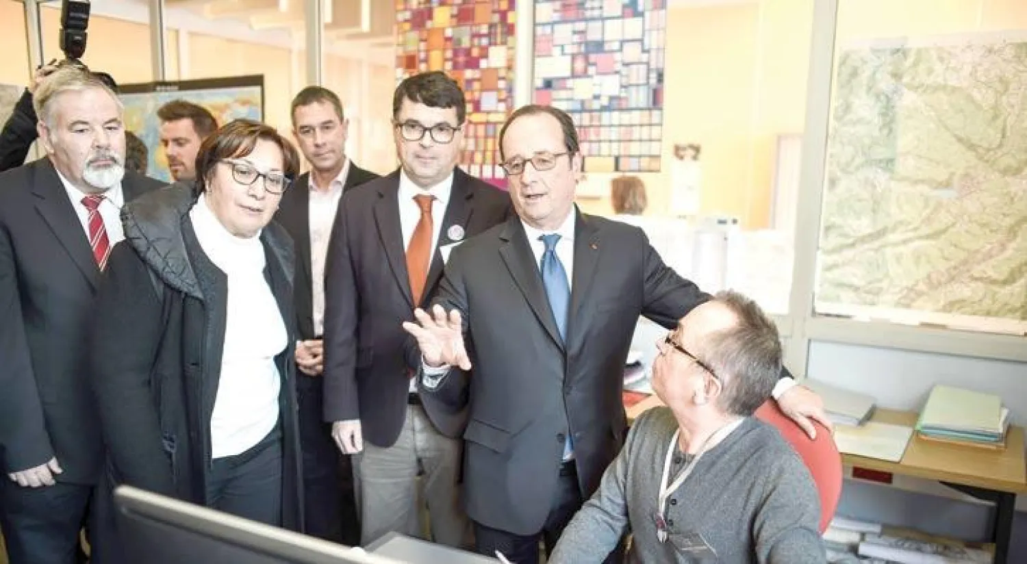 الرئيس الفرنسي لدى زيارته  احد مصانع النسيج شرق فرنسا (أ.ف.ب)