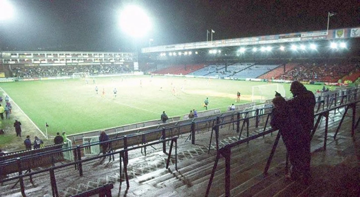 3036 مشجعا! فقط حضروا إلى ملعب «سلهارست بارك» لمشاهدة لقاء ويمبلدون وإيفرتون