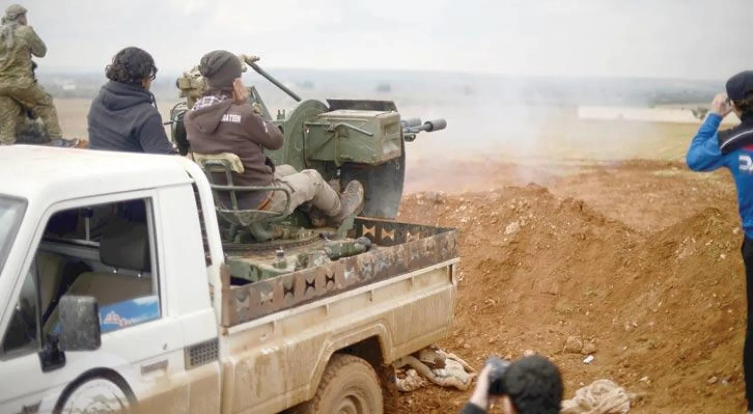 مقاتلون من الجيش الحر في صدام مع عناصر من داعش شرق مدينة الباب أول من امس (غيتي)