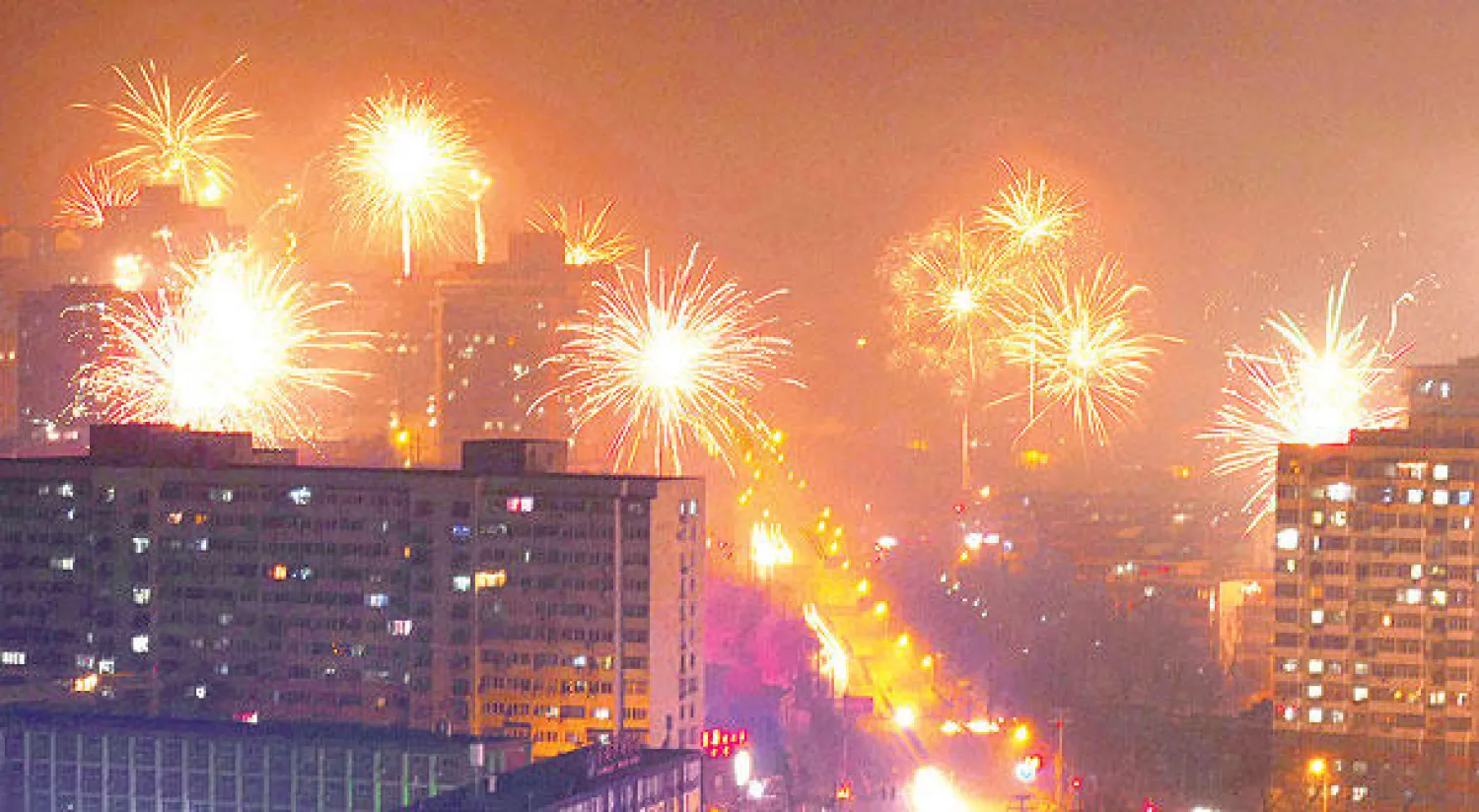 جانب من احتفالات الصينيين في العاصمة بكين بمناسبة السنة القمرية  الجديدة صاحبتها زيادة في معدلات التلوث (رويترز)