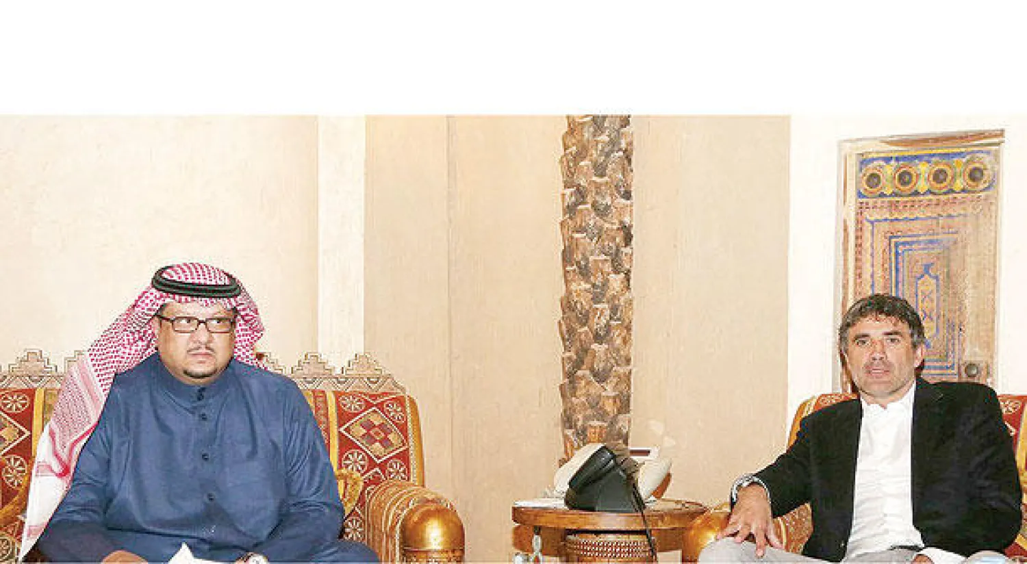 الأمير فيصل بن تركي خلال اجتماعه أمس بالمدرب الكرواتي زوران ماميتش (المركز الإعلامي لنادي النصر)