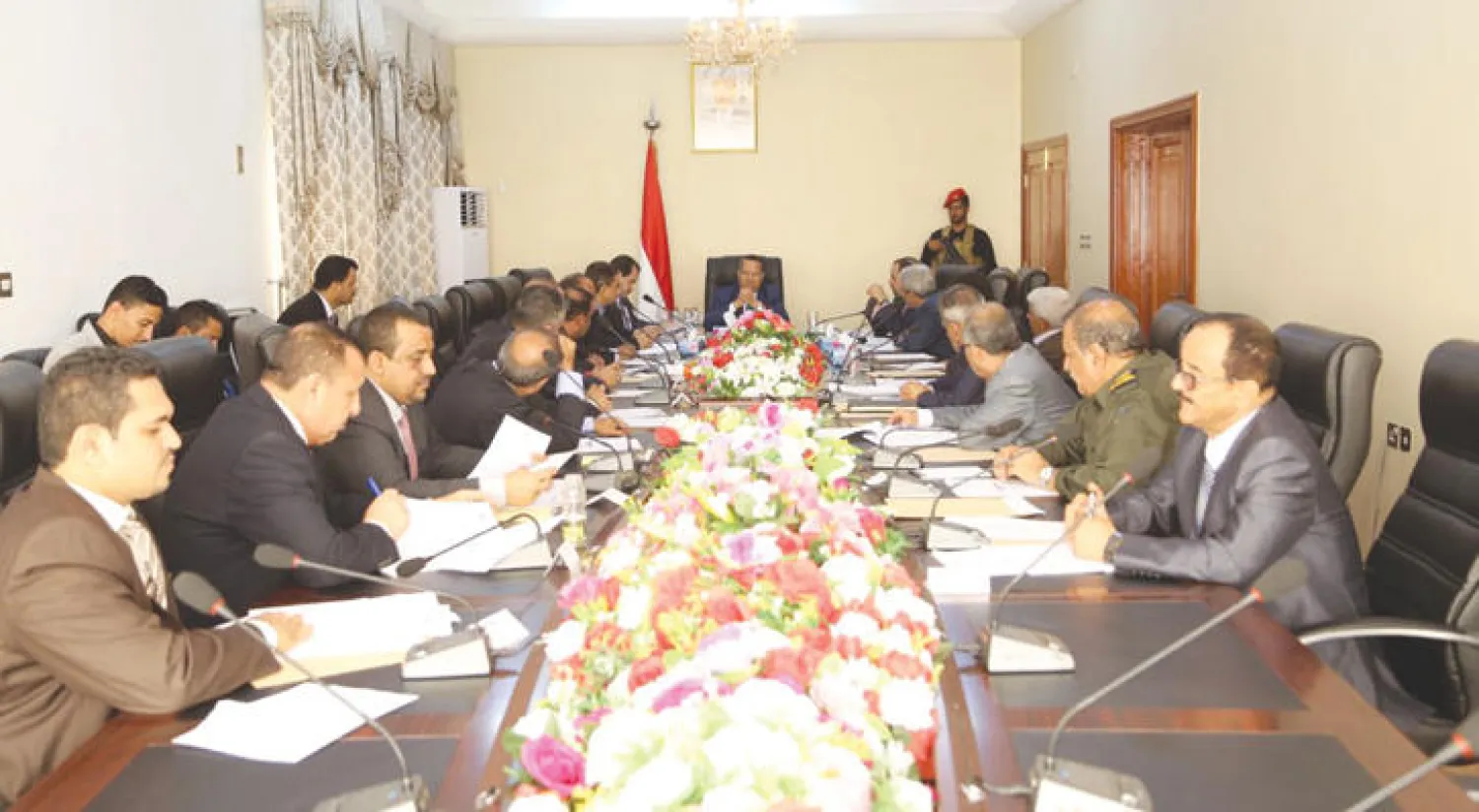 مجلس الوزراء اليمني عقد أمس في العاصمة المؤقتة عدن برئاسة الدكتور أحمد عبيد بن دغر وناقش مستجدات الملفين السياسي والاقتصادي