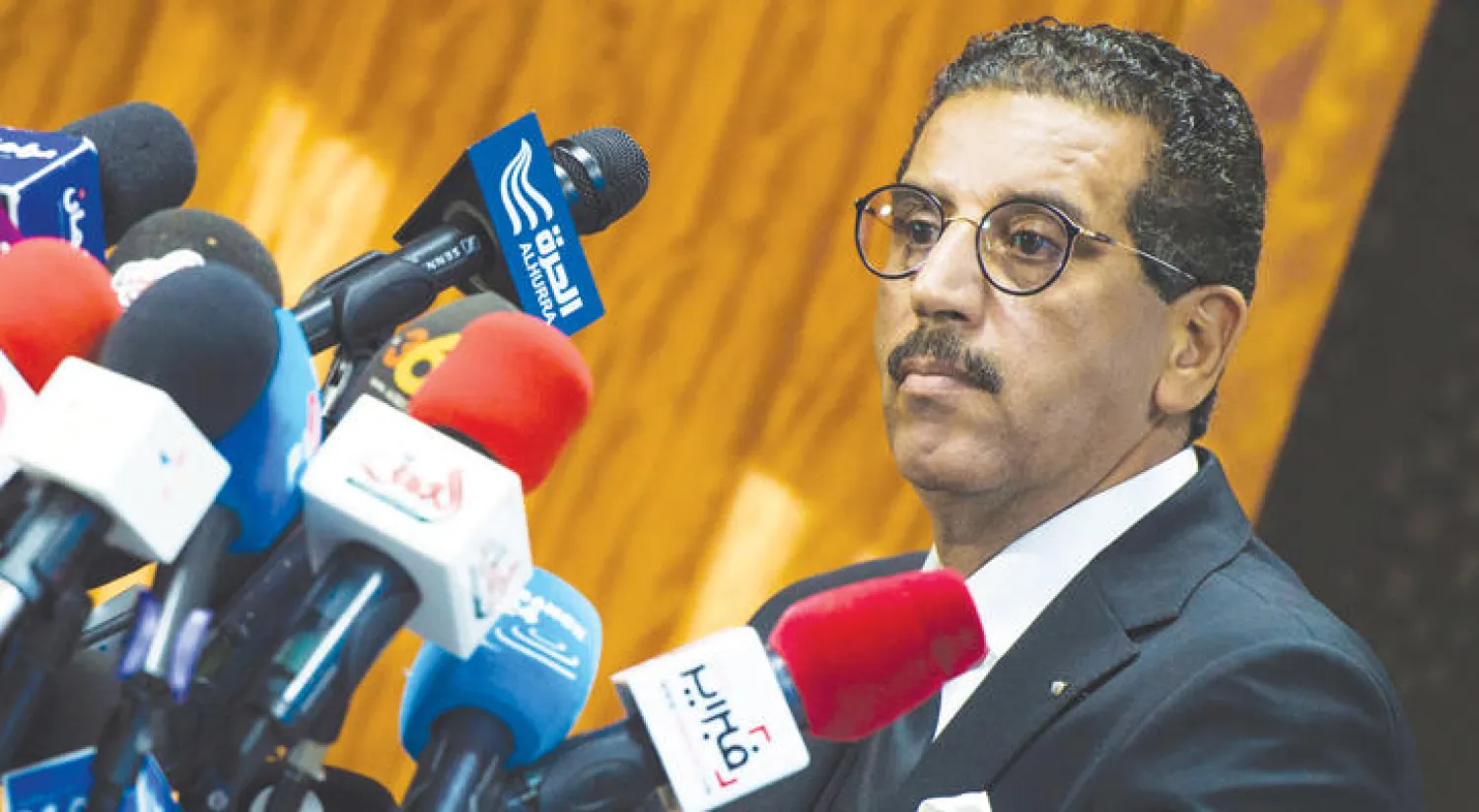 جانب من الندوة الصحافية لعبد الحق الخيام مدير المكتب المركزي للأبحاث القضائية التابع للمخابرات الداخلية المغربية في سلا أمس (أ.ف.ب)