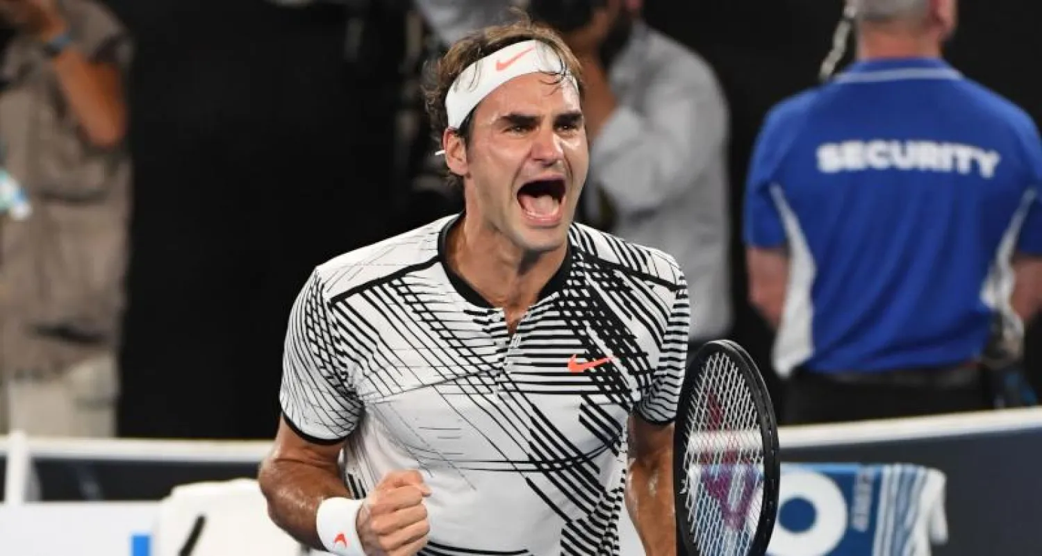 السويسري روجيه فيدرر بعد فوزه بلقب ملبورن الخامس في مسيرته (أ.ف.ب)