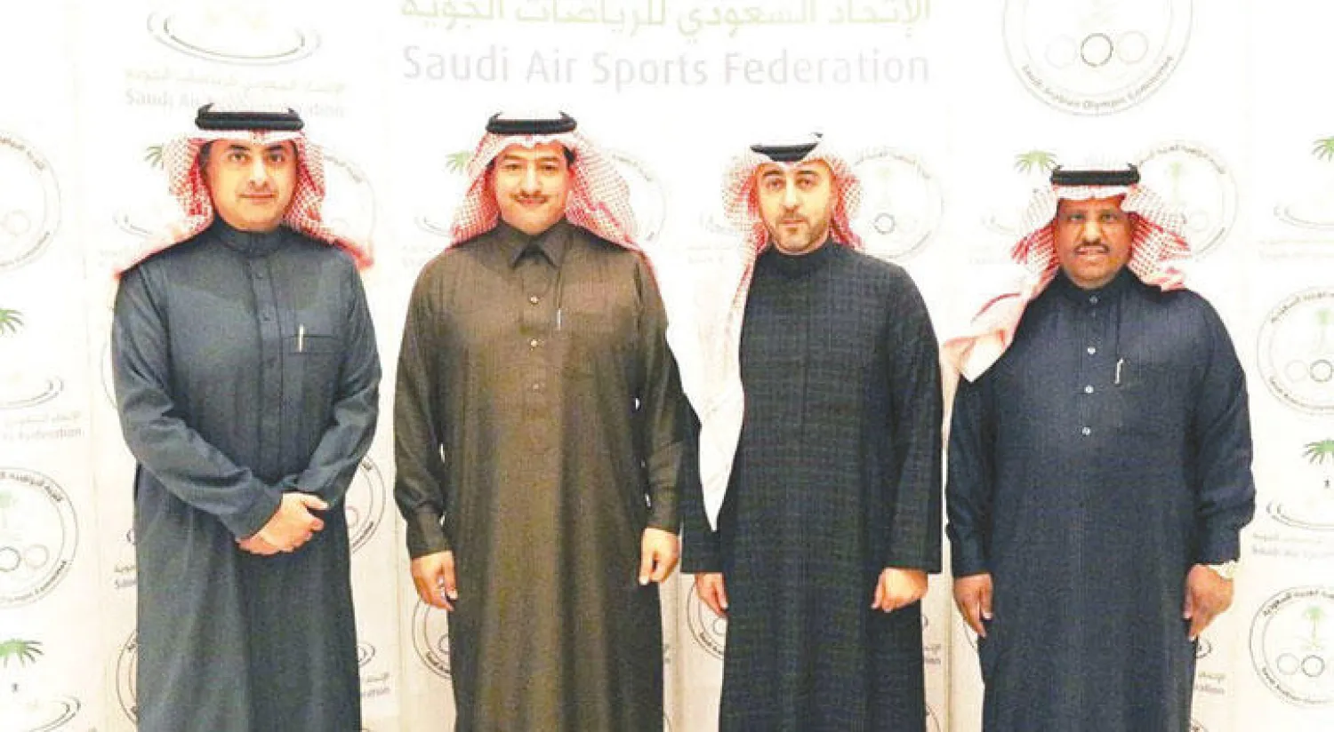 الأمير تركي بن مقرن متوسطًا الأعضاء بعد الاجتماع («الشرق الأوسط»)