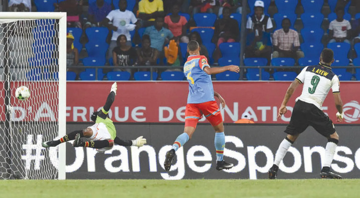 جوردان آيو نجم غانا (يمين) يسجل هدف منتخب بلاده الأول في شباك الكونغو الديمقراطية (أ.ف.ب)