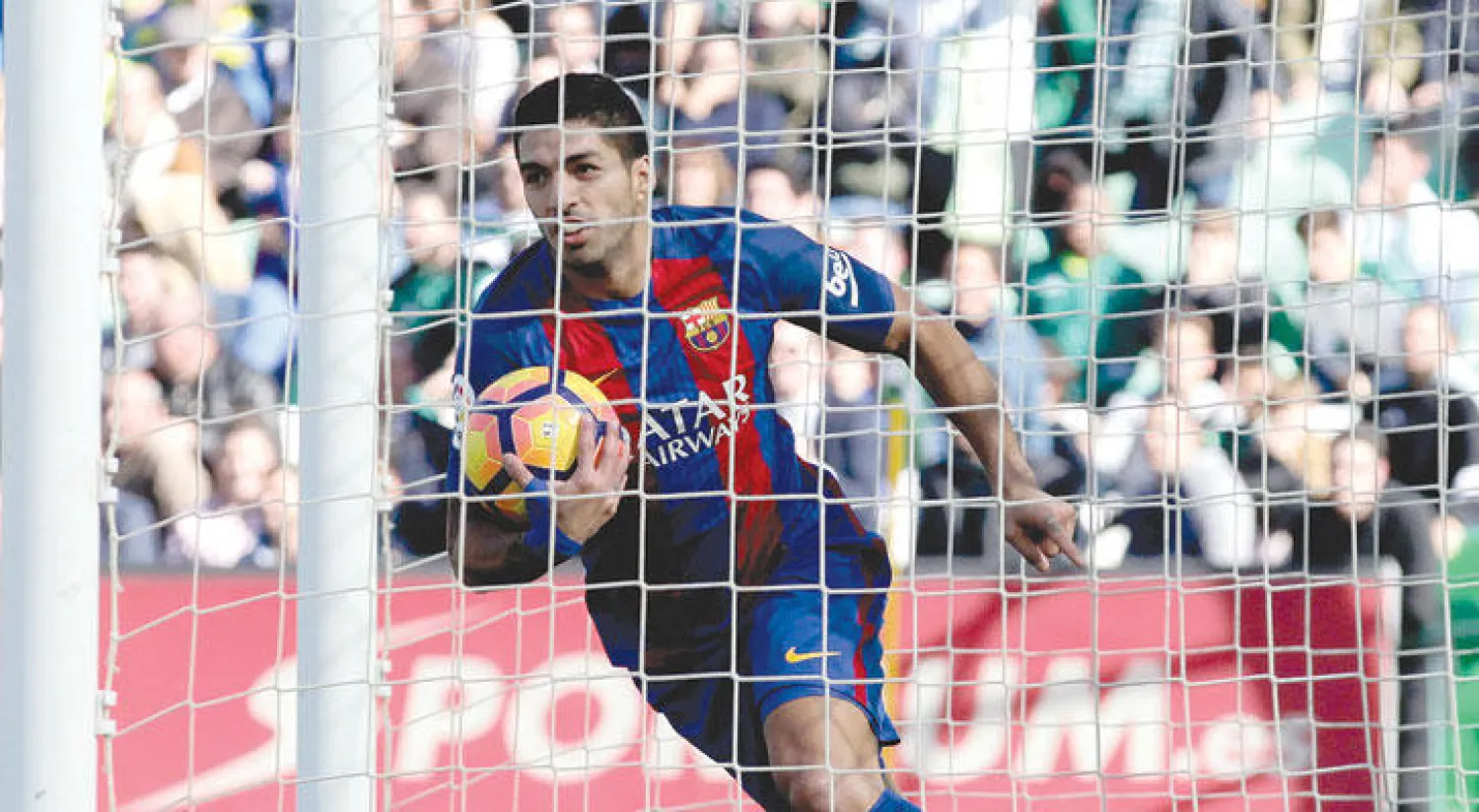 سواريز يحتفل بهدفه الذي أنقذ برشلونة من الخسارة (أ.ب)