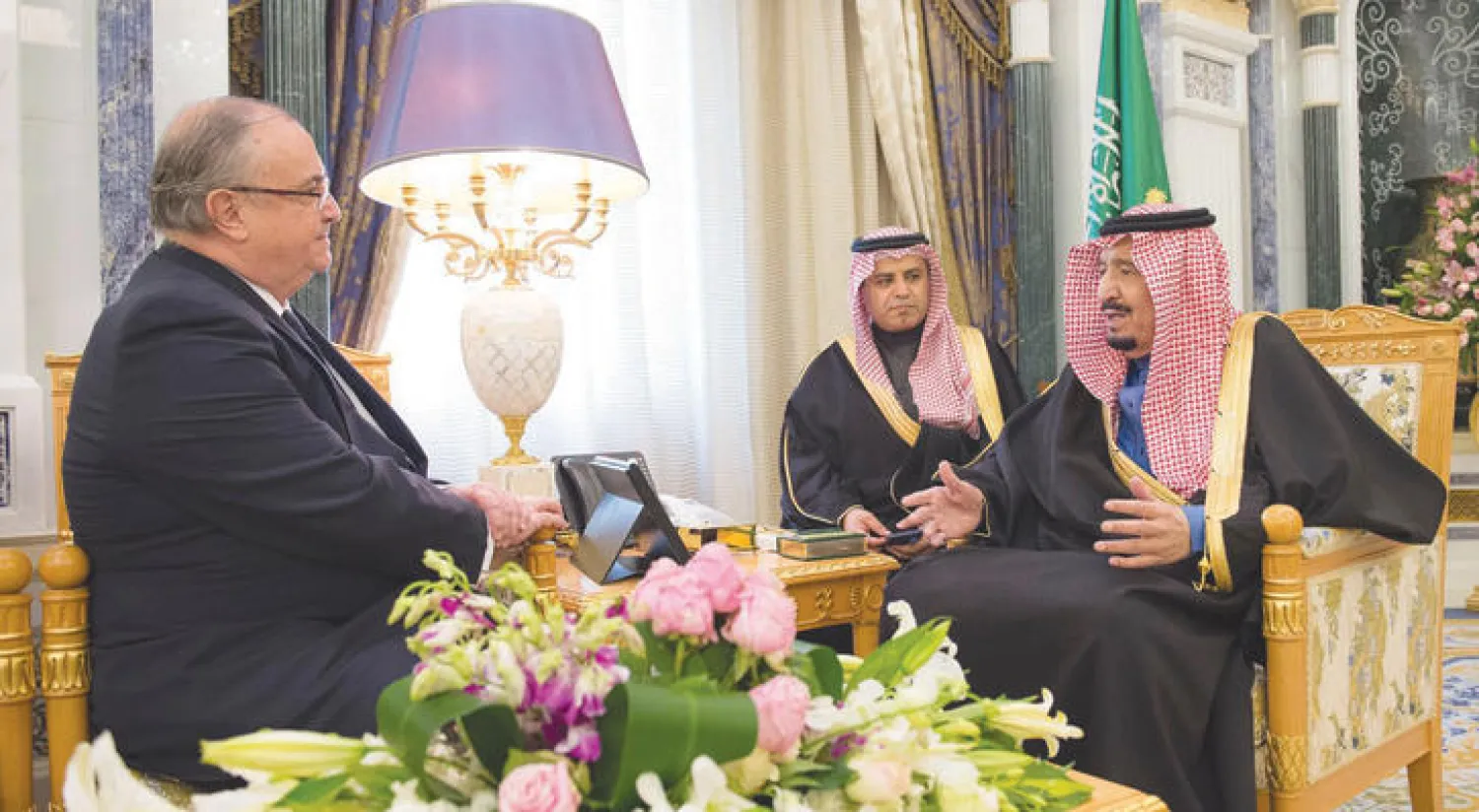 الملك سلمان خلال استقباله سفير مملكة إسبانيا في مكتبه بقصر اليمامة بالرياض أمس (واس)