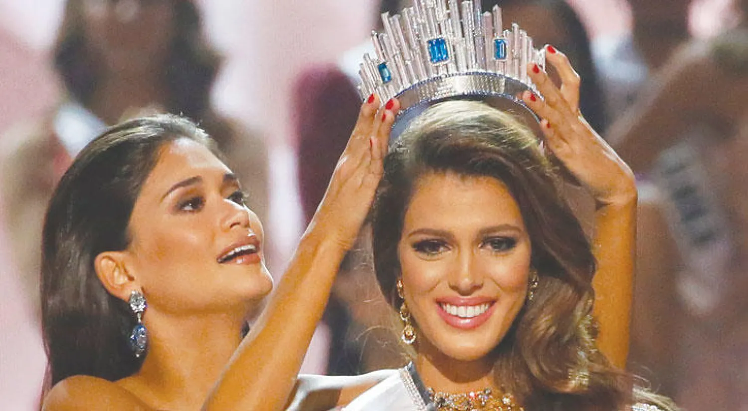 ملكة جمال فرنسا إيريس ميتناير (24 عامًا) خلال تتويجها ملكة جمال العالم أمس (أ.ب)