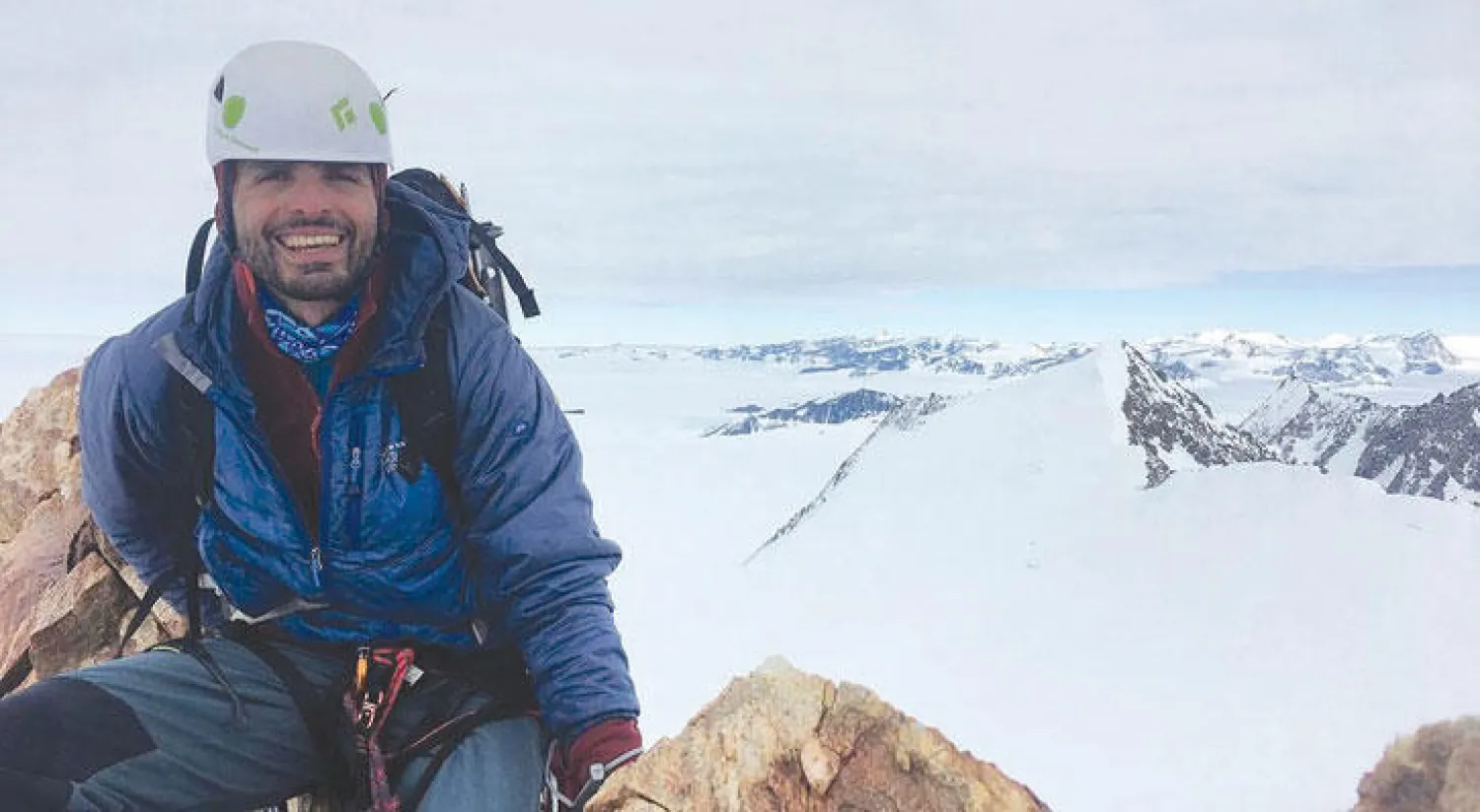 عمر سمرة المصري فوق قمم جبال «إلزوورث»