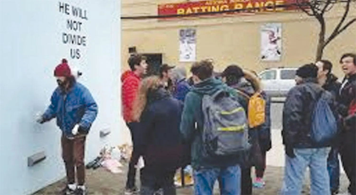 الفنان والممثل شيا ليبيوف أمام معرضه في نيويورك