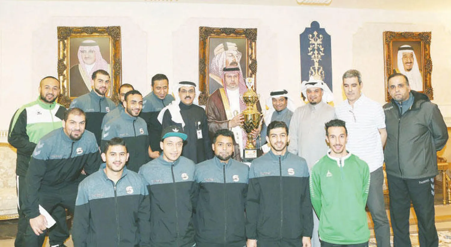 الأمير عبد الله بن مساعد متوسطًا أعضاء فريق النور لكرة اليد أبطال آسيا («الشرق الأوسط»)