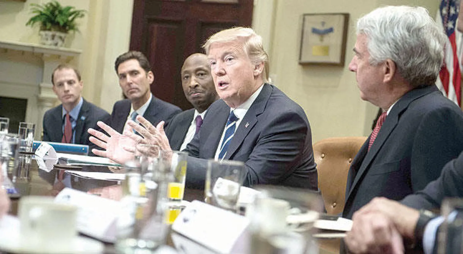 الرئيس ترمب لدى لقائه بالمسؤولين عن قطاع صناعة الأدوية  في المكتب البيضاوي أمس (أ.ف.ب)