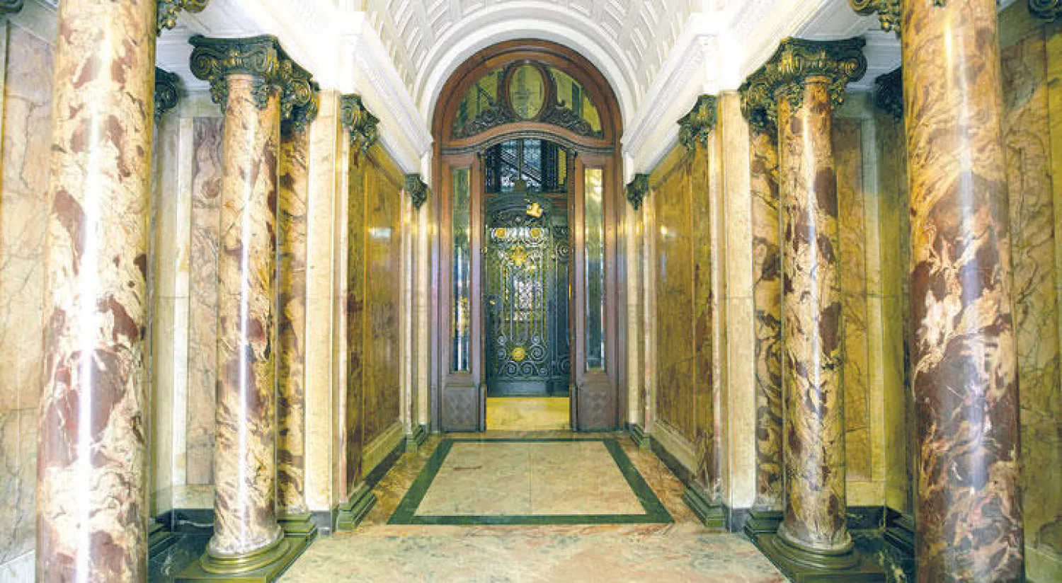 مدخل شقة على الطراز الكلاسيكي الحديث في قلب مدينة مونتيفيديو عاصمة أوروغواي (نيويورك تايمز)