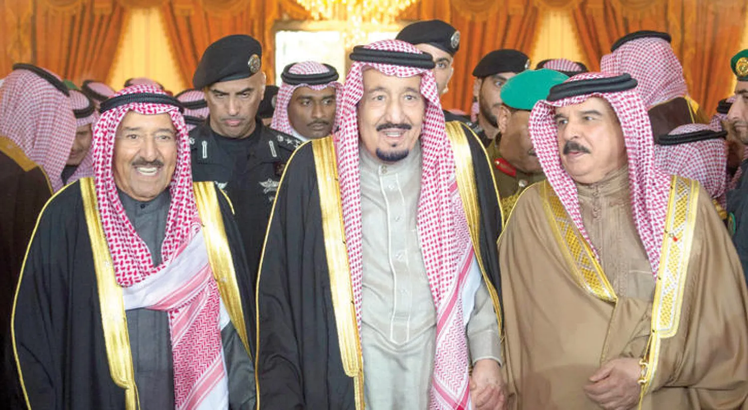 الملك سلمان بن عبد العزيز لدى وصوله رفقة أمير الكويت والعاهل البحريني في الجنادرية أمس (واس)