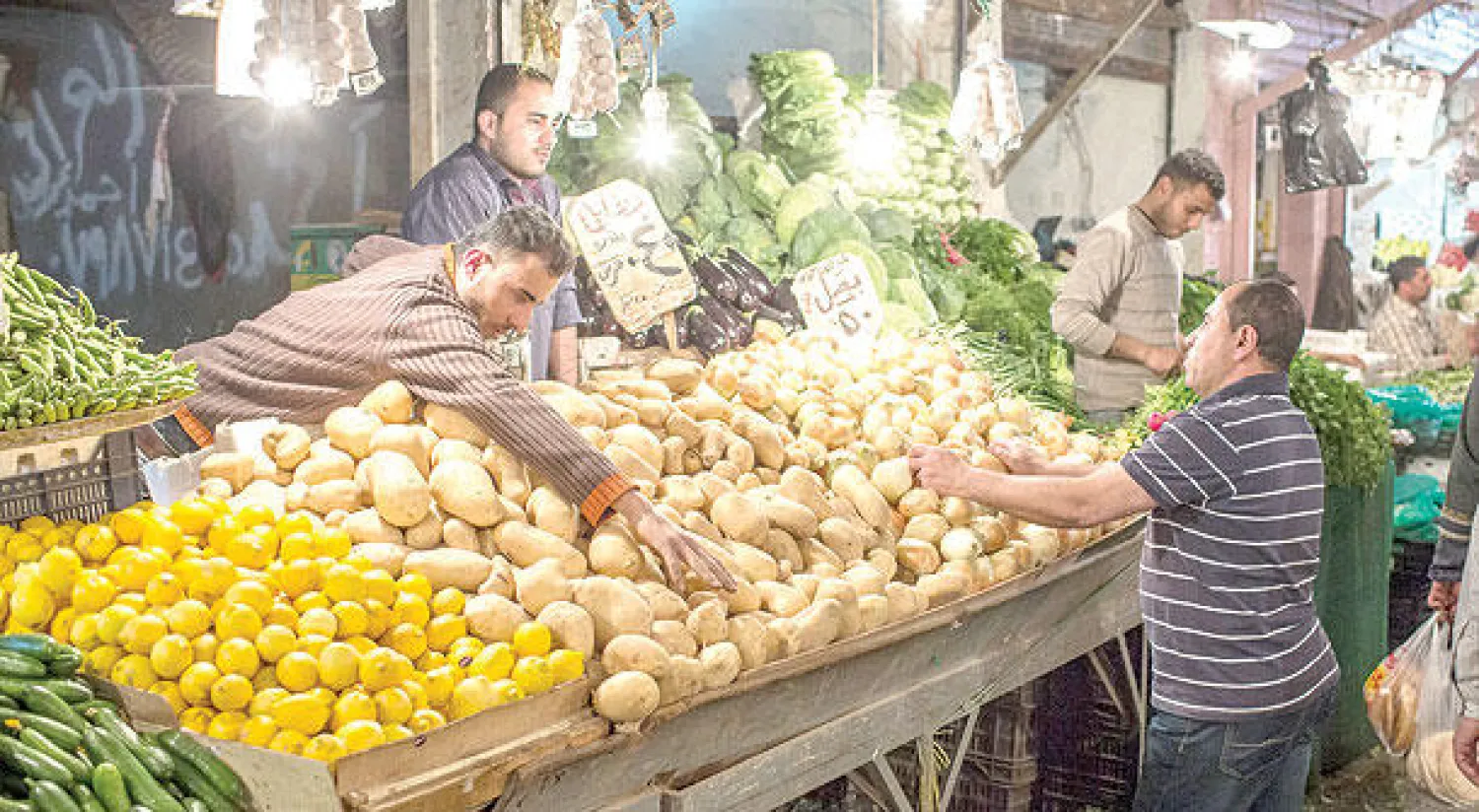 أحد محلات الخضروات في السوق الليلي بالعاصمة الأردنية عمان (غيتي)