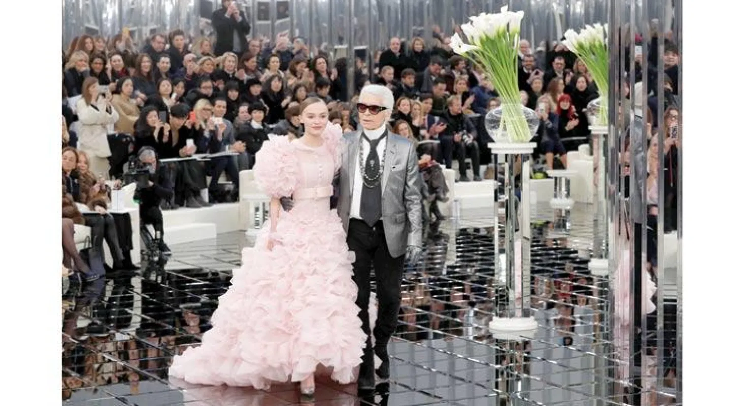 ليلي روز ديب مع كارل لاغرفيلد في نهاية عرضه الأخير