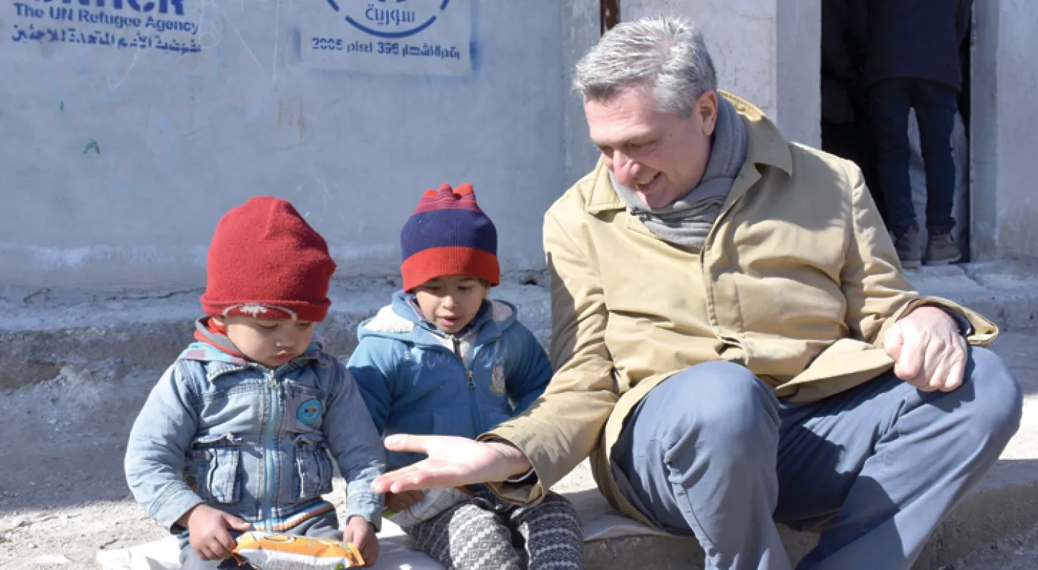 فيليبو غراندي، يلاعب طفلين في جبرين بريف حلب حيث النازحون من القصف العنيف الذي تعرضت له المدينة الشهر الماضي (أ.ف.ب)