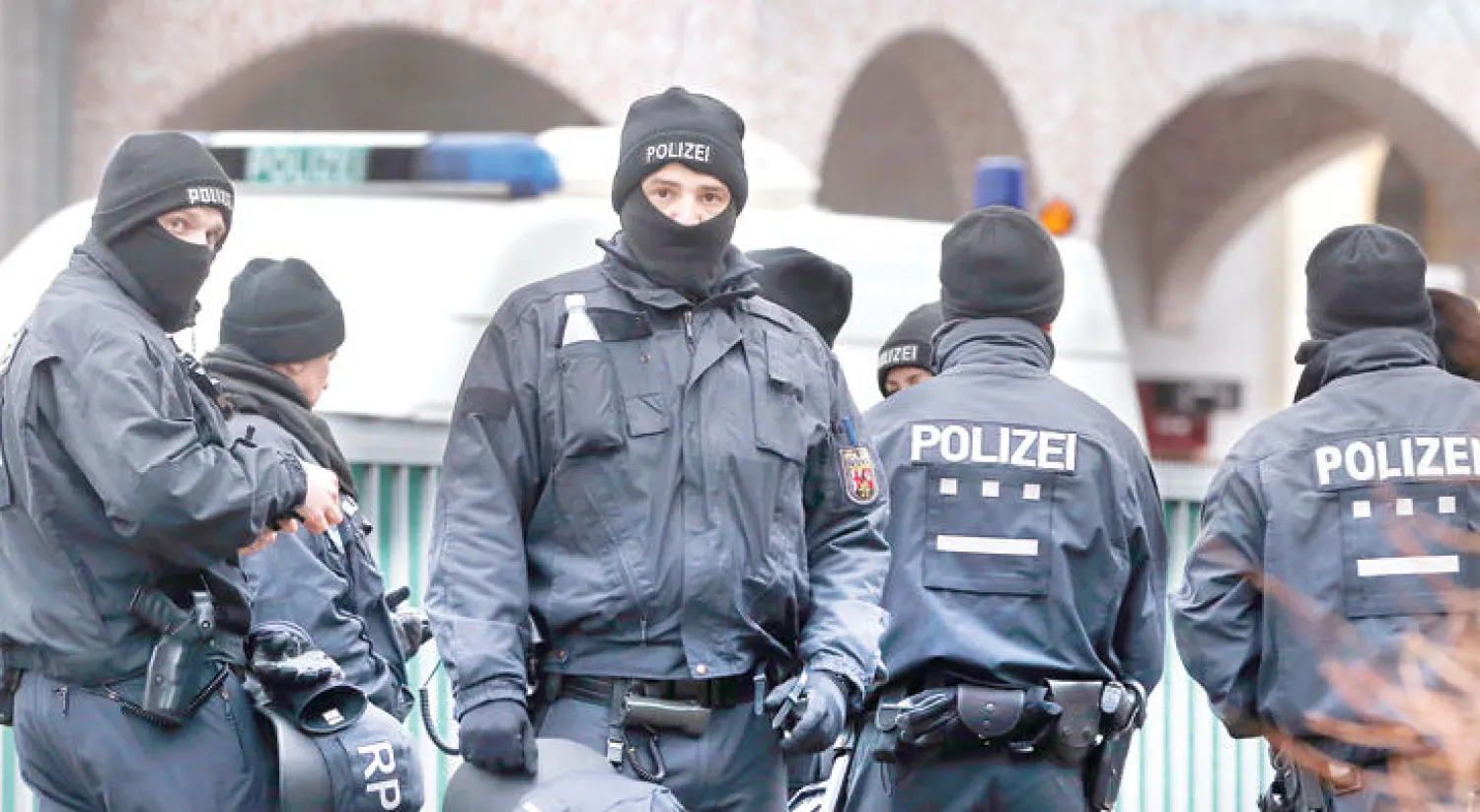 جنود مكافحة الإرهاب خلال مداهمة لمسجد في مدينة فرانكفورت بألمانيا أمس (أ.ب)