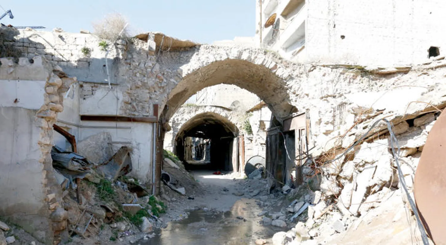 مشهد عام للمسجد الأموي في حلب الذي تم تدميره بشكل كبير خلال السنوات الأربع الأخيرة في معارك بين فصائل مسلحة وقوات النظام والميليشيات الموالية له (إ.ب.أ)