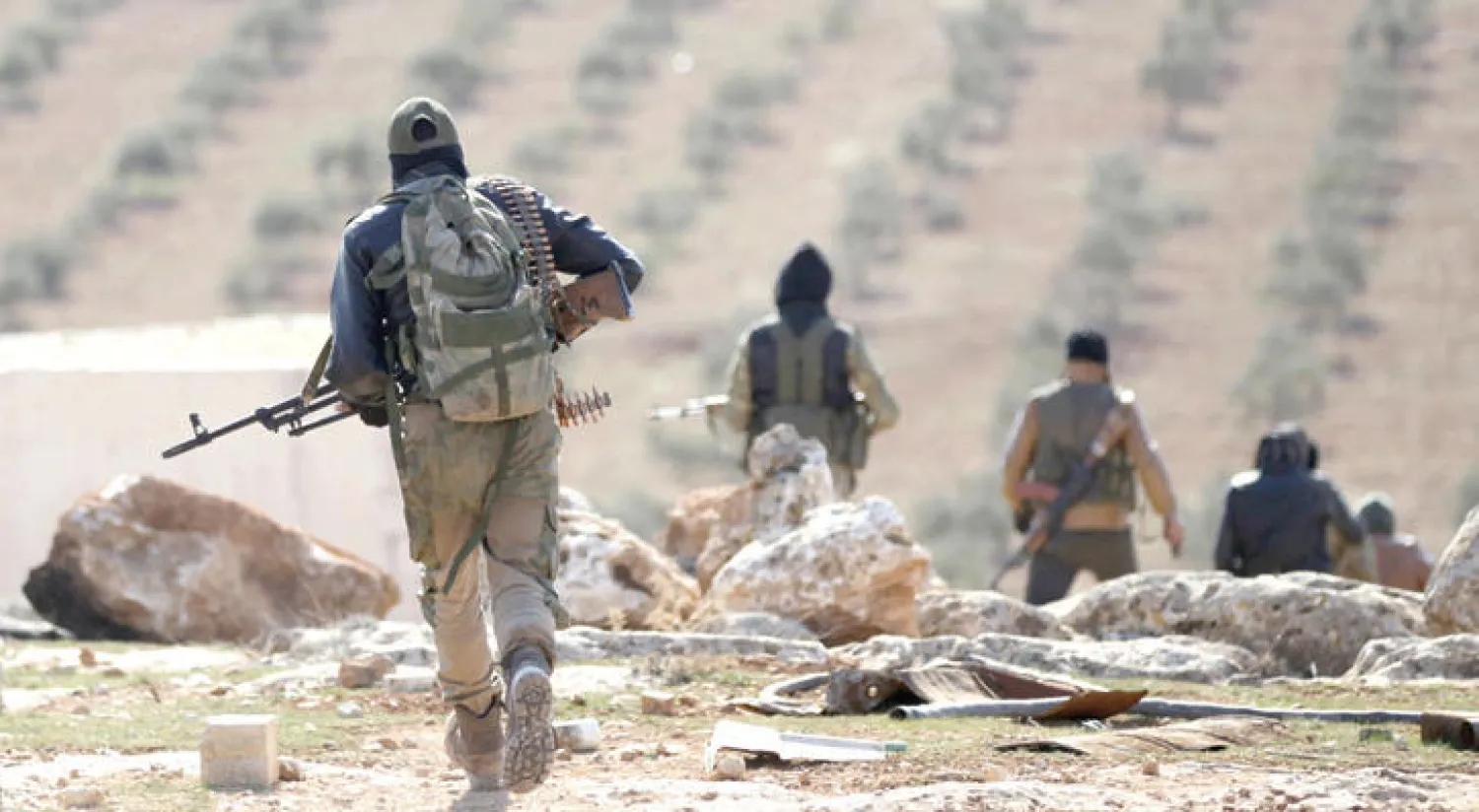 مقاتلو «درع الفرات» ضد «داعش» مع أسلحتهم في ضواحي بلدة الباب شمال سوريا أول من أمس (رويترز)