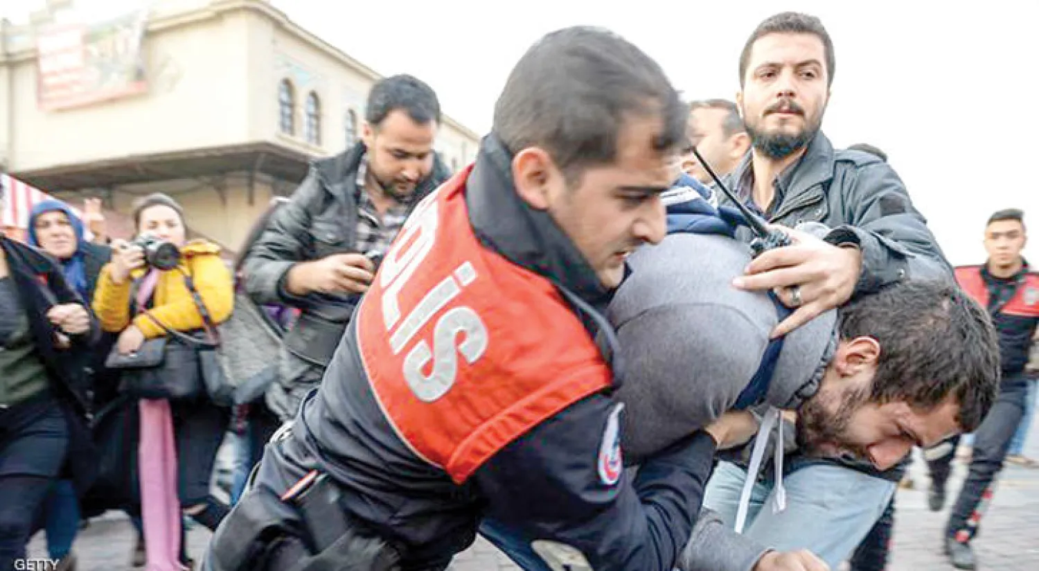 جانب من الحملة الأمنية في إسطنبول أمس («الشرق الأوسط»)